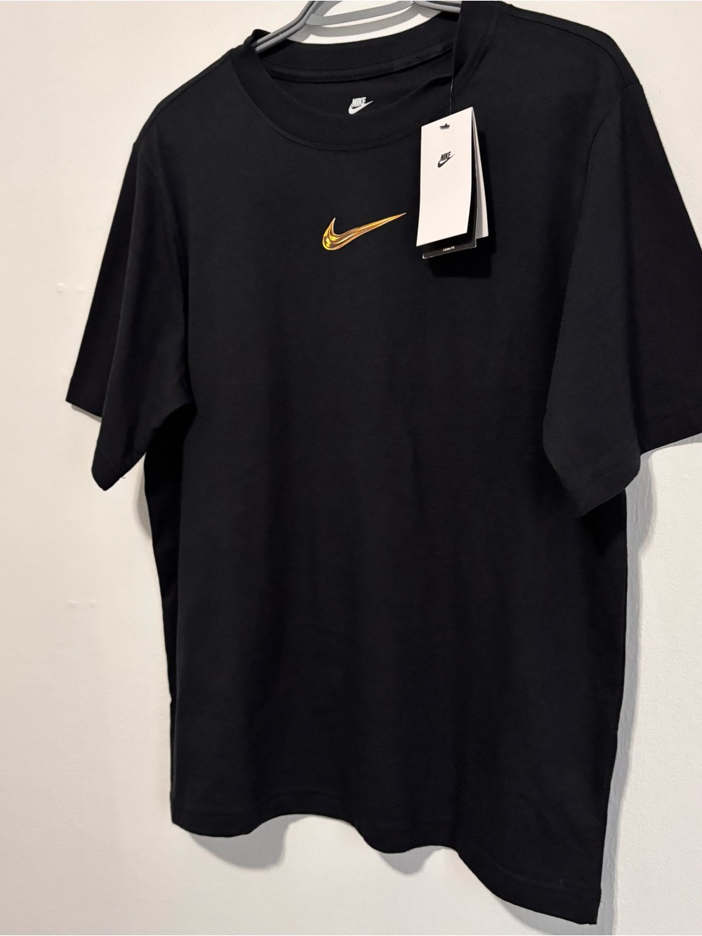 🆕 Nike Gold Swoosh Graphic Tee Black Size S Unisex NWT - Picture 5 of 6